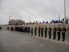 В честь Дня Победы в Благовещенске развернули знамя Победы