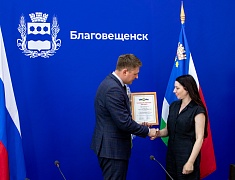 В Благовещенске работников торговли отметили Почетными грамотами