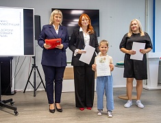 В областной библиотеке открыли выставку рисунков и подвели итоги конкурса «Нам дороги эти позабыть нельзя»