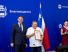 В Благовещенске работников торговли отметили Почетными грамотами