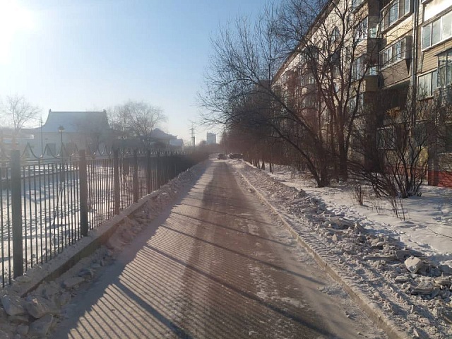 ГСТК по просьбе жителей очистили проезд вдоль парка Дружбы