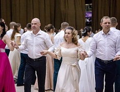 Больше 400 благовещенцев закружил кадетский бал