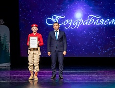 Мэр Благовещенска Олег Имамеев вручил премию одарённым детям по итогам 2022 года