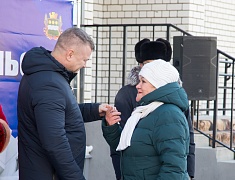 Дмитрий Гумиров вручил ключи от благоустроенных квартир первым новосёлам 