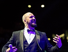 С днём рождения Благовещенск поздравили солист музыкального театра «Геликон-опера» Дмитрий Янковский и оркестр «АмурДжазБэнд»