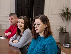 Мэр Олег Имамеев наградил благовещенок, спасших несколько человеческих жизней