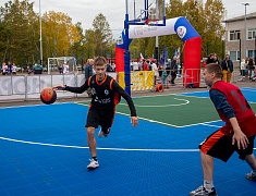 «Умную» спортивную площадку в Благовещенске открыли зарядкой и состязаниями