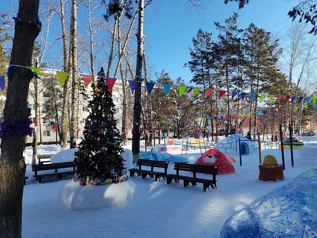 Снежные фигуры и ёлки «поселились» во дворах Благовещенска