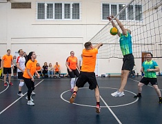 Сотрудники администрации Благовещенска, городской прокуратуры и депутаты сыграли в волейбол