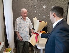 Мэр Олег Имамеев вручил юбилейную медаль "блокаднику" Валерию Великоборцу