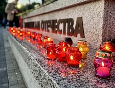 В Благовещенске на площади Победы зажгли «Свечи памяти»