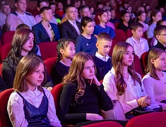 Мэр Благовещенска Олег Имамеев вручил премию одарённым детям по итогам 2022 года