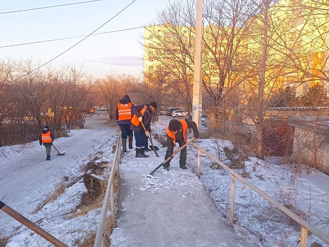 ГСТК почистил тротуары возле школы № 10 и в микрорайоне Благовещенска