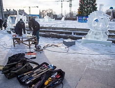 Фигуры изо льда украсили площадь возле Общественно-культурного центра в Благовещенске