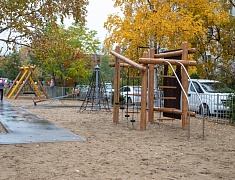 Жители еще двух благовещенских дворов получили современные игровые площадки