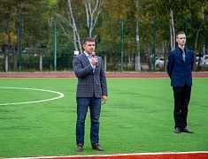«Умную» спортивную площадку в Благовещенске открыли зарядкой и состязаниями