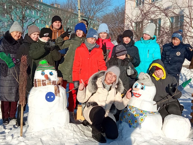 Судебные приставы вместе с ребятами из Благовещенского детского дома украсили двор снеговиками