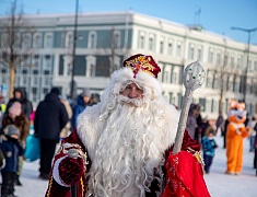 Театрализованная игровая программа для всей семьи "Рождество по-русски" прошла на центральной площади Благовещенска