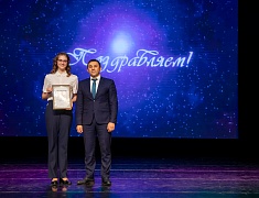 Мэр Благовещенска Олег Имамеев вручил премию одарённым детям по итогам 2022 года