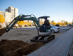 Мэр Благовещенска Олег Имамеев в ходе выездного совещания проконтролировал ход работ на универсальной спортплощадке в микрорайоне