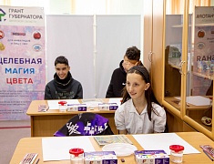 В Амурском медколледже прошел мастер-класс по рисованию для участников проекта «Целебная магия цвета»