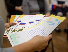 Сухой душ, носилки, сети и нашлемники изготавливают на «Фабрике для СВОих» в Благовещенске