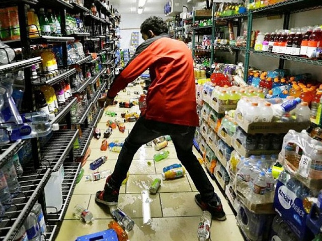 Благовещенцам рассказали, кто платит за разбитый товар в магазине