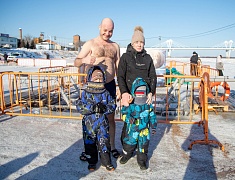  Благовещенцы окунулись в прорубь на Крещение