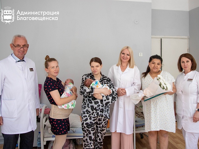 Молодые мамы, родившие в День города, по традиции получили приятные подарки от администрации