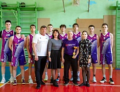 Мэр Благовещенска Олег Имамеев вручил награду "Наставник месяца"