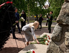В Благовещенске прошли торжественные церемонии у памятников основателям города