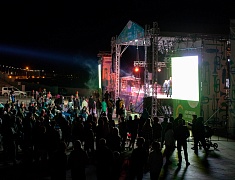 С днём рождения Благовещенск поздравили солист музыкального театра «Геликон-опера» Дмитрий Янковский и оркестр «АмурДжазБэнд»