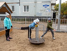 Жители еще двух благовещенских дворов получили современные игровые площадки
