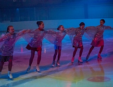 Юные благовещенские фигуристы представили программу «Помним сердцем», посвященную Дню Победы