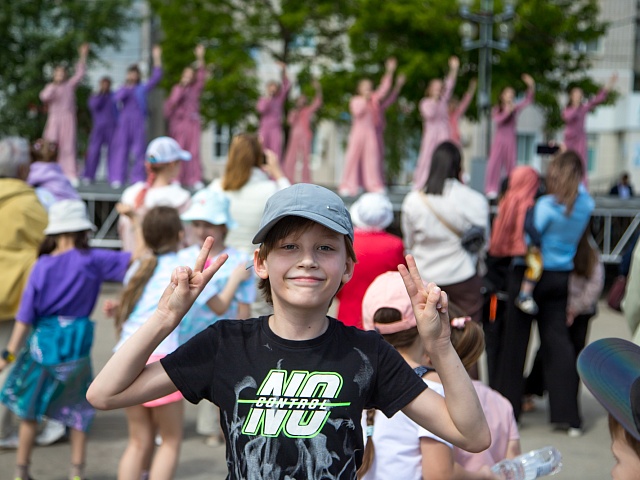 Рисунки на асфальте, велозабег и семейная зарядка: для маленьких горожан подготовили насыщенную праздничную программу