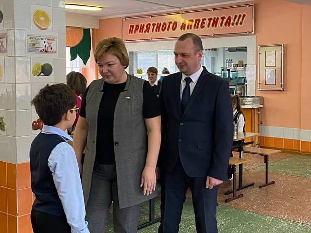 Качество блюд и размер порций в 25 гимназии оценили депутаты Благовещенской городской думы Евгений Кононыхин и Екатерина Намаконова