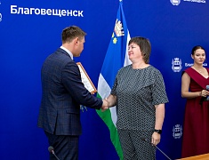 В Благовещенске работников торговли отметили Почетными грамотами