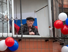 В Благовещенске во дворах ветеранов прошла акция "Поем двором"  