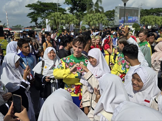 Танцы, народные игры и мастер-классы: чем «Ровесники» покорили индонезийского зрителя?