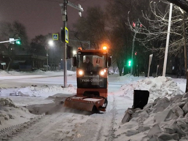  Погрузчики, тракторы, ПУМы: на каких улицах потрудились спецмашины и рабочие в ночь на 30 января?
