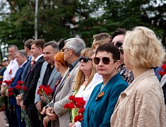 В День памяти и скорби благовещенцы возложили цветы к памятнику воинам-амурцам
