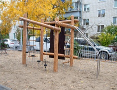 Жители еще двух благовещенских дворов получили современные игровые площадки