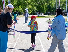 Забег «Я могу» собрал на стадионе «Юность» сотню ребят с ограниченными возможностями здоровья