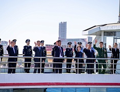 Главы Хэйхэ и Благовещенска возложили цветы на пограничной реке