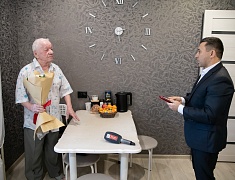 Мэр Олег Имамеев вручил юбилейную медаль "блокаднику" Валерию Великоборцу