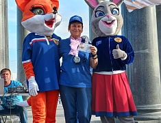 Клубу северного ходьбы "СкандиАмурчане" вручены знаки ГТО в день рождения города