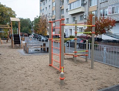 Жители еще двух благовещенских дворов получили современные игровые площадки
