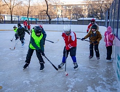 Хоккею с мячом учили ребят из благовещенского двора на Зейской