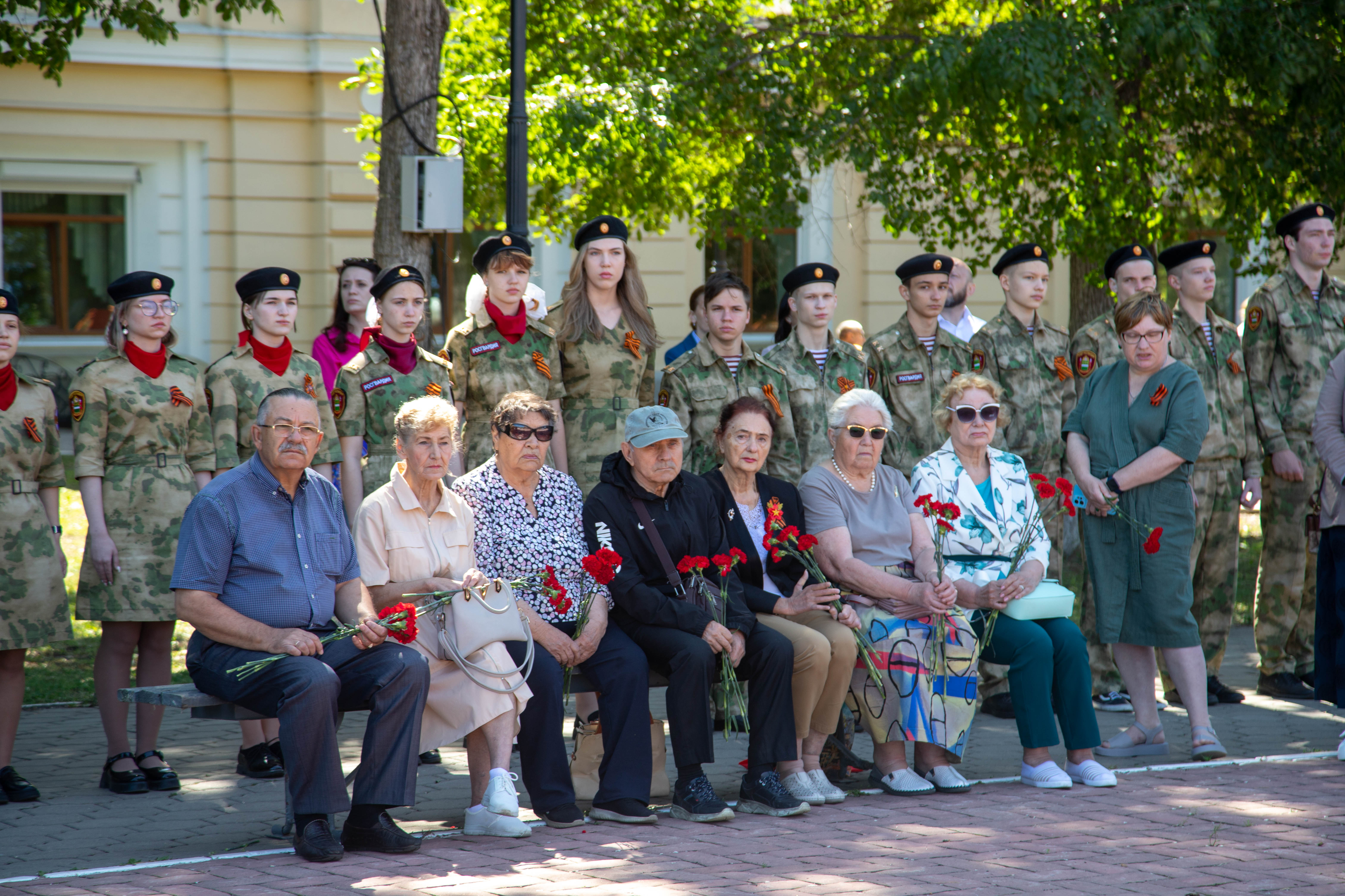 Цветы в память о подвиге советских солдат возложили в Благовещенске