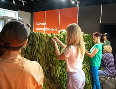 В Благовещенске плетут маскировочные сети для участников СВО